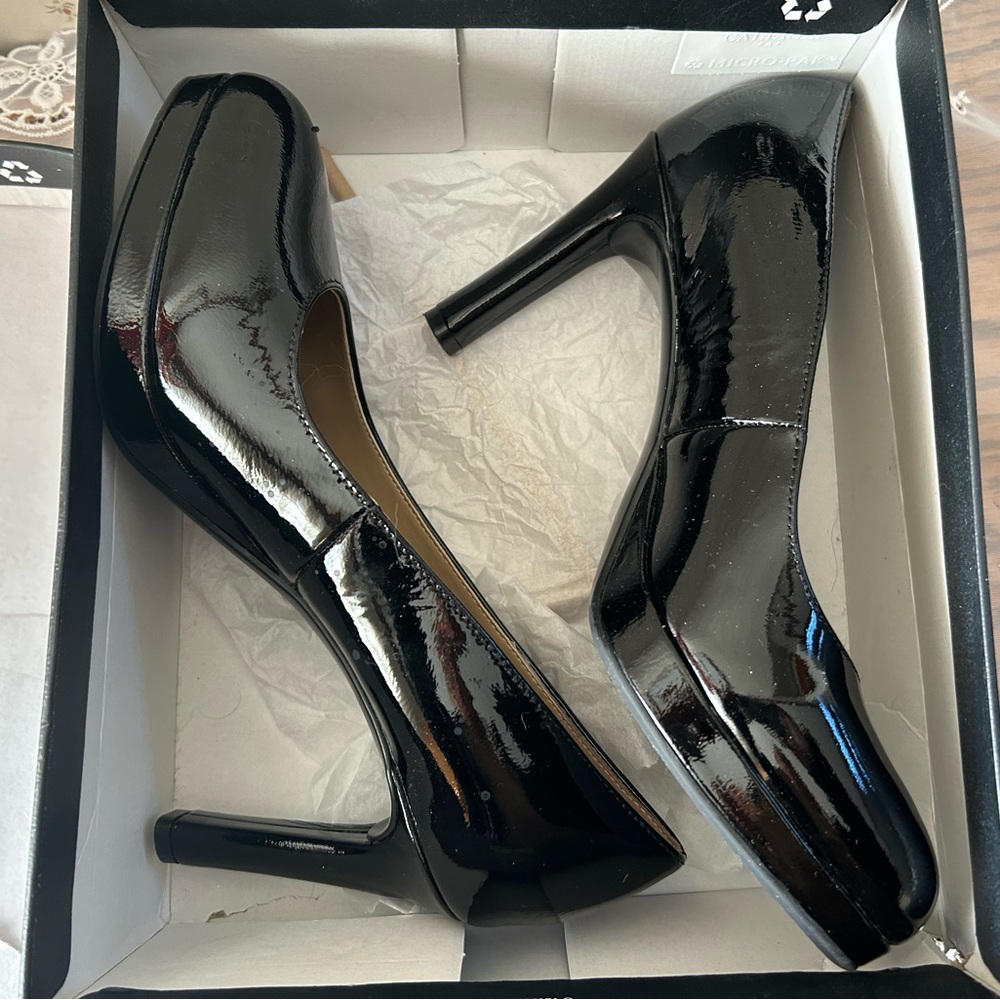 Black Pumps